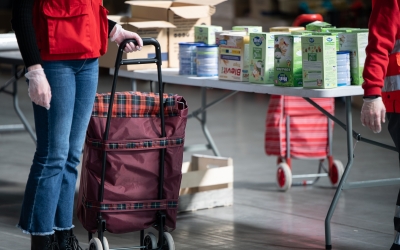 El repartiment d'aliments canvia per targetes moneder | Roger Benet